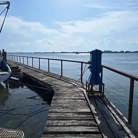 House Boat Hotel na wodzie