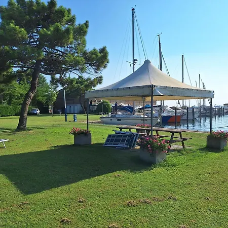 Πλωτό κατάλυμα House Boat