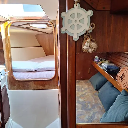 Hotel na wodzie House Boat *